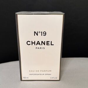 CHANEL N°19 Eau de Parfum 100ml - Elegant White Packaging